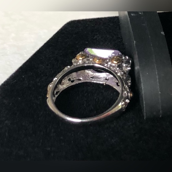 Beautiful Faceted Purple Stone 18KGE Ring - Picture 7 of 11